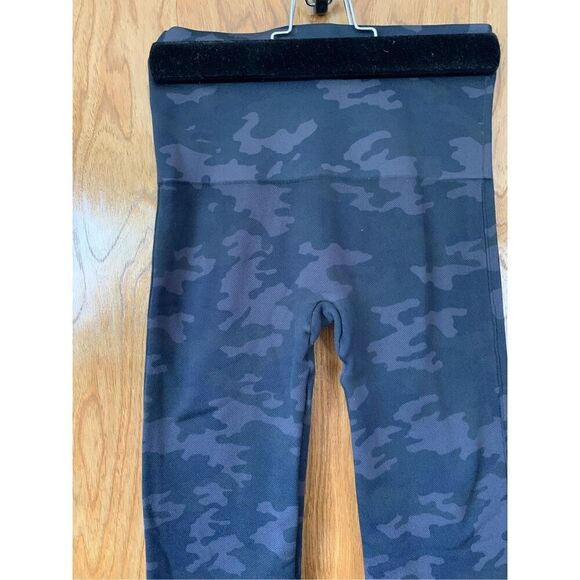 Spanx Look at Me Now Seamless Leggings Black Camo Size S - Picture 6 of 11